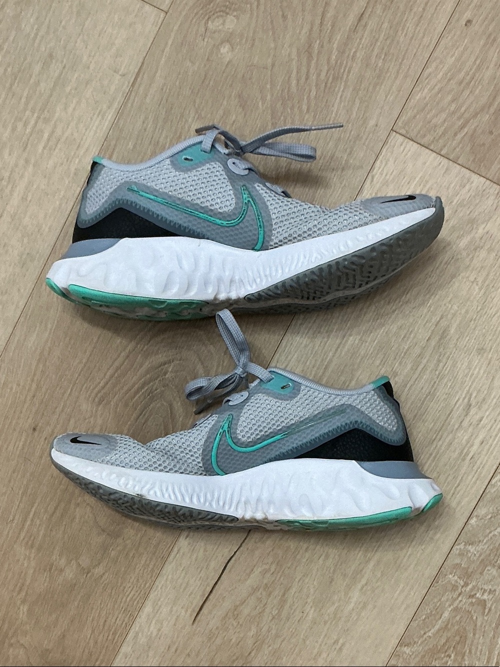 Nike Light Gray and Teal Mesh Running Sneakers - Picture 4 of 5